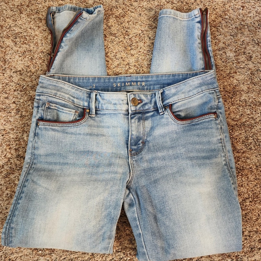 White House Black Market Skimmer Jeans Light Wash Ankle Zip Burgundy Trim Sz 2